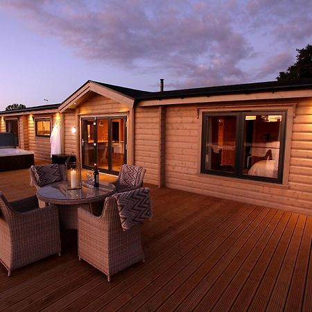 Cambridgeshire Lakes - Luxury Lodges In A Stunning Lake Location Gamlingay Kültér fotó