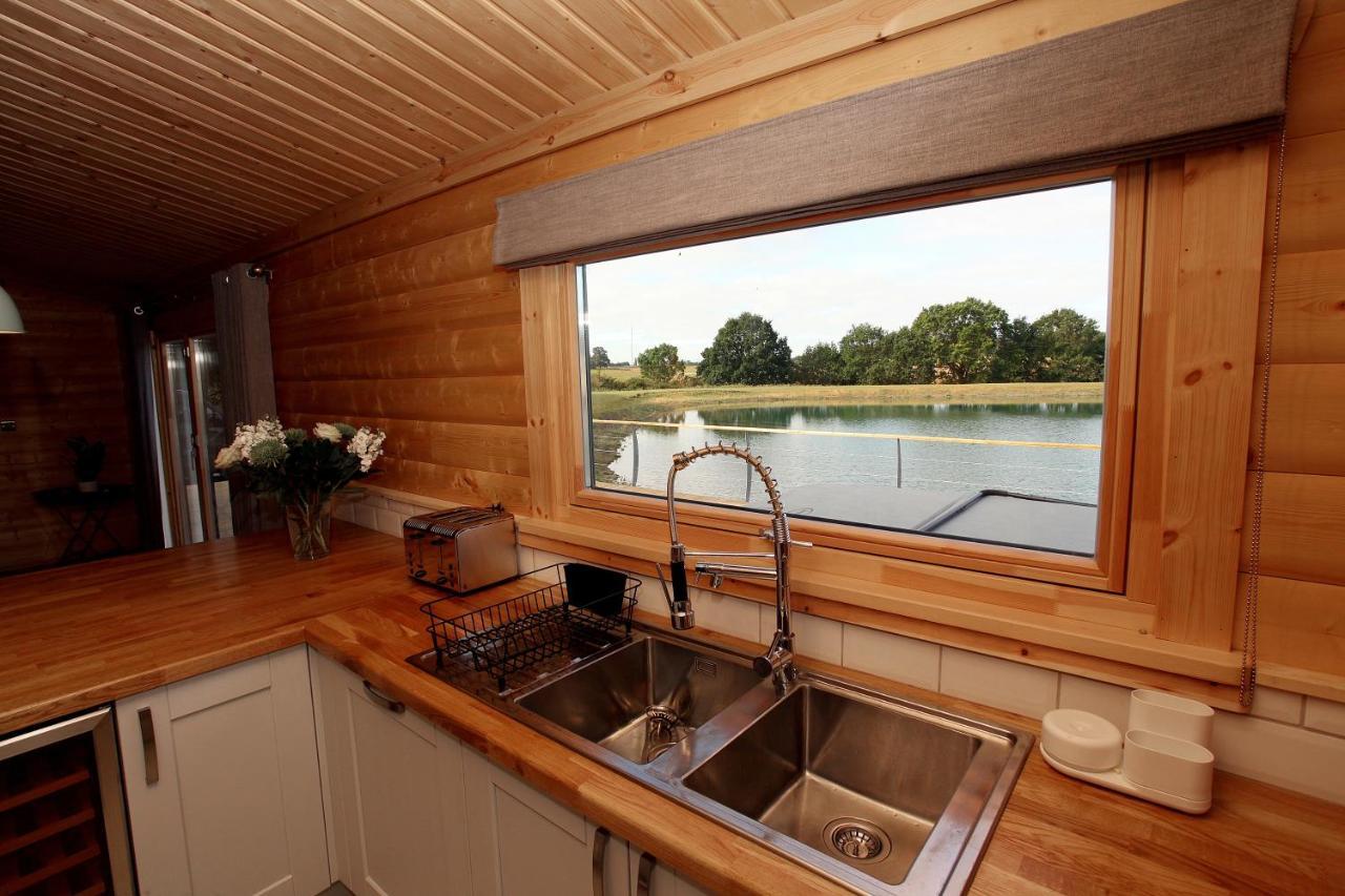 Cambridgeshire Lakes - Luxury Lodges In A Stunning Lake Location Gamlingay Kültér fotó